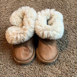 Girls bailey button uggs